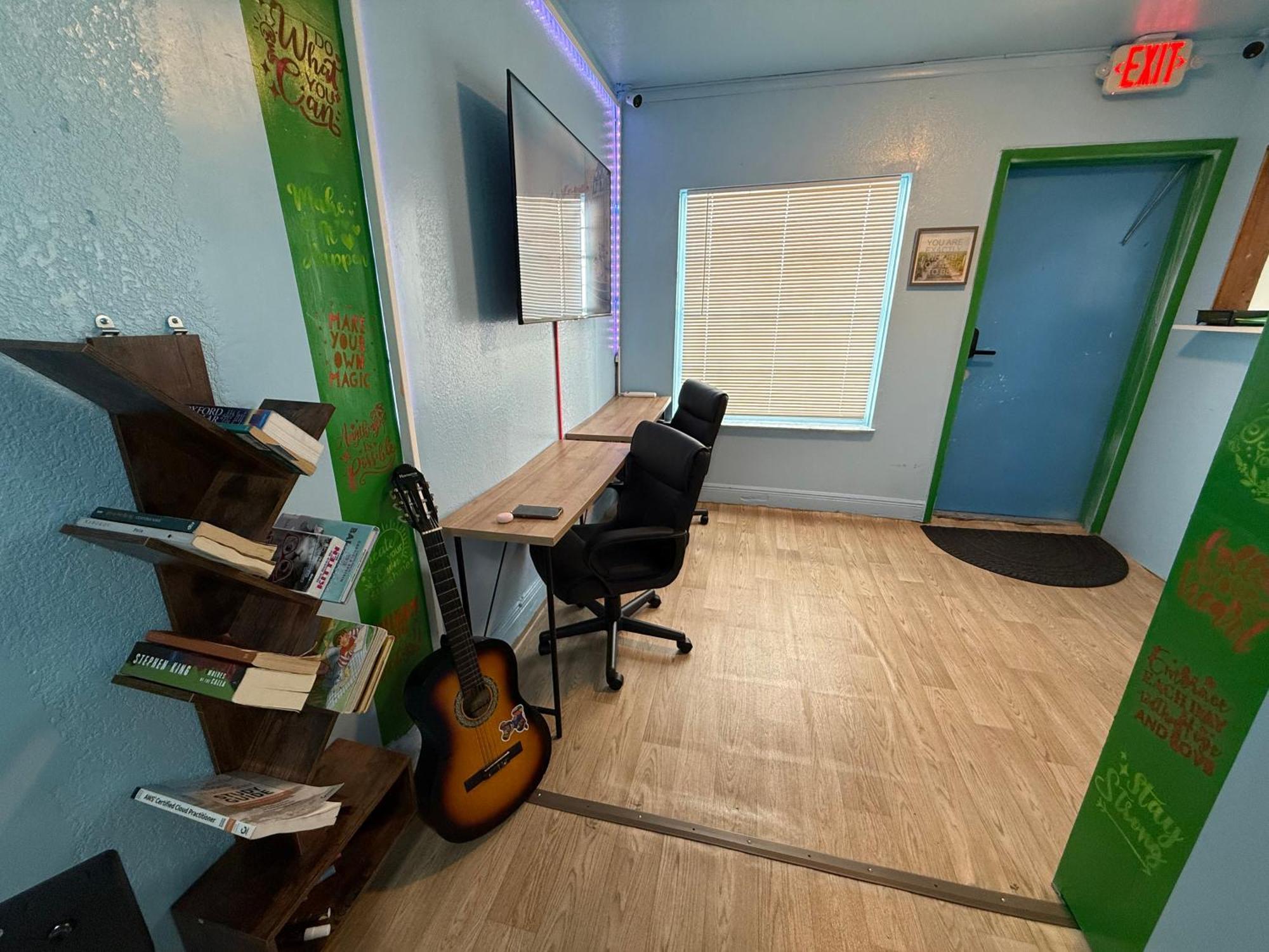 Oqp Vacations Hostel Miami Exterior photo